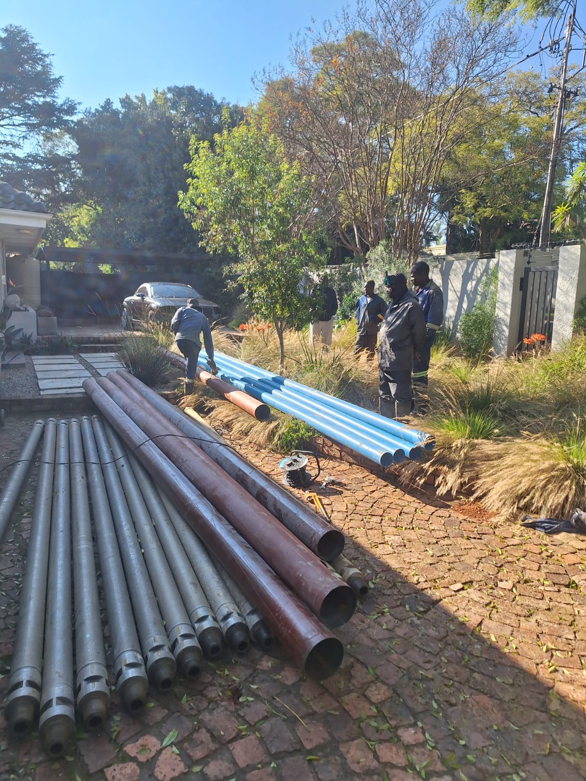 Borehole equipping and testing on site